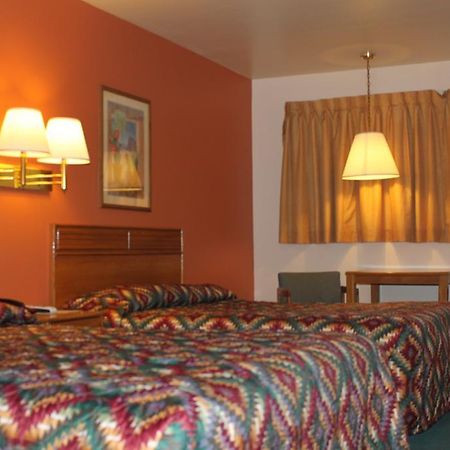 Americas Best Value Inn Нийдълс Екстериор снимка